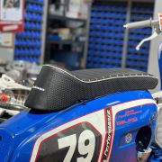 Sella sportiva 'Dante Clubman' (nera) biposto con telaio in metallo per Lambretta LI + TV + SX + Special + DL + Serveta