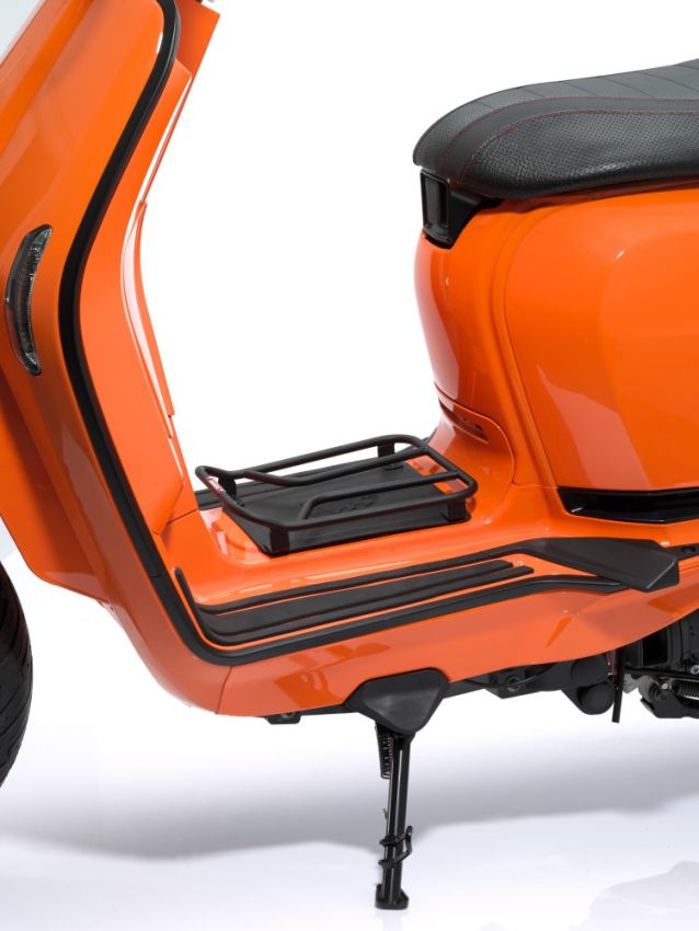 Black central carrier for New Lambretta V-Special